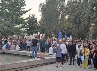 Opozicija u RS-u ne odustaje uprkos policijskoj zabrani, okupili se ispred zgrade Skupštine Opozicija U RS U Se Okupila Ispred Zgrade Skupštine