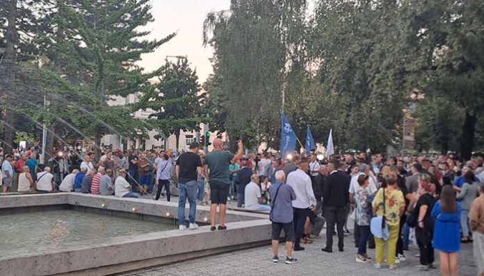 Opozicija U RS U Se Okupila Ispred Zgrade Skupštine