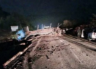 Otežan saobraćaj na M-17 kod Žepča, kamion završio u jarku Otežan Saobraćaj Na M 17 Kod Žepča, Kamion Završio U Jarku