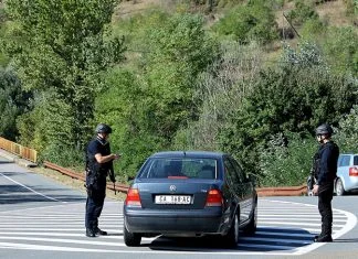 Kontrola puteva na sjeveru Kosova, mještane propuštaju uz provjeru ličnih dokumenata Policija Kosova Kontrola Puteva AA