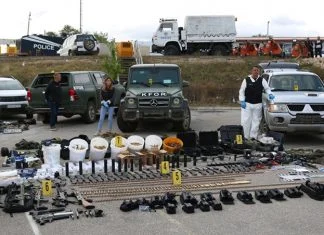 Policija Kosova pokazala zaplijenjeni arsenal oružja dan nakon napada u selu Banjska Policija Kosova Pokazala Zaplijenjeni Arsenal Oružja Dan Nakon Napada U Selu Banjska