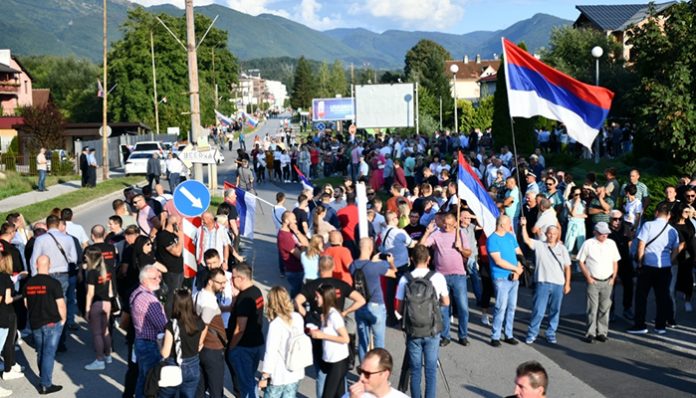 Više hiljada građana na protestu na međuentitetskoj liniji u Istočnom Sarajevu, dovozili ih autobusima (FOTO) - Zenit.ba