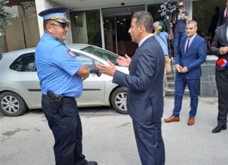 Nebojša Vukanović privatno “borbeno” vozilo parkirao ispred ulaza u NSRS Vukanović Ispred Zgrade NSRS A