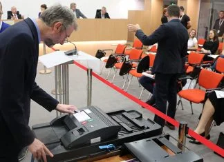 U CIK-u predstavljena oprema za elektronsko glasanje u BiH (FOTO) Elektronski Uredjaj Za Glasanje