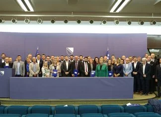Ministar Delić potpisao sporazume za podjelu EU pomoći; načelnici i gradonačelnici stigli iz svih dijelova Federacije Ministar Delić Potpisao Sporazume Za Podjelu EU Pomoći; Načelnici I Gradonačelnici Stigli Iz Svih Dijelova Federacije