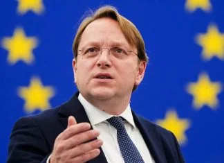 Zbog najave obustave pomoći Palesticima, traži se ostavka Várhelyia Olivér Várhelyi