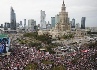 POLJSKA DESETINE HILJADA GRADANA NA MITINGU OPOZICIJE