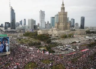 U Poljskoj desetine hiljada građana na mitingu opozicije u Varšavi POLJSKA DESETINE HILJADA GRADANA NA MITINGU OPOZICIJE