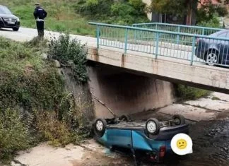 Automobilom završio u koritu Babine rijeke Prevrnuto Auto Zenica Foto