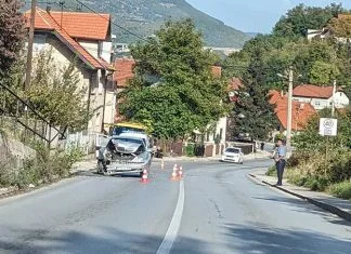 Saobraćajna nezgoda u Travničkoj, automobilom udario u zaštitnu ogradu Saobraćajna Nezgoda U Travničkoj Ulici