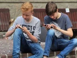 Školarci Sa Telefonima