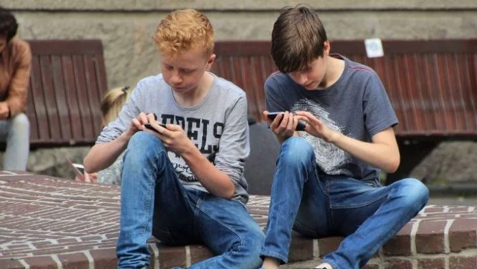 Školarci Sa Telefonima