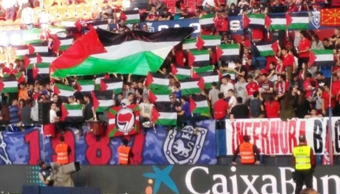 Tribina Okićena Zastavama Palestine