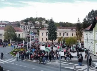 U Cazinu održan skup podrške: Pozivamo svjetske moćnike da zaustave zločinačko orgijanje u Palestini U Cazinu Održan Skup Podrške Palestinskom Narodu