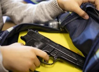Učenik u Žepču pištoljem prijetio profesorici Učenik Dječak Pistolj