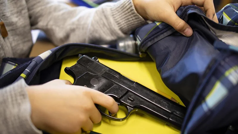 Učenik Dječak Pistolj