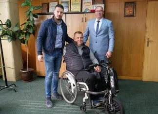 Zahidu Mušanoviću isporučen elektromotorni dodatak za invalidska kolica na mehanički pogon Zahidu Mušanoviću Isporučen Elektromotorni Dodatak Za Invalidska Kolica Na Mehanički Pogon