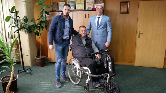 Zahidu Mušanoviću Isporučen Elektromotorni Dodatak Za Invalidska Kolica Na Mehanički Pogon