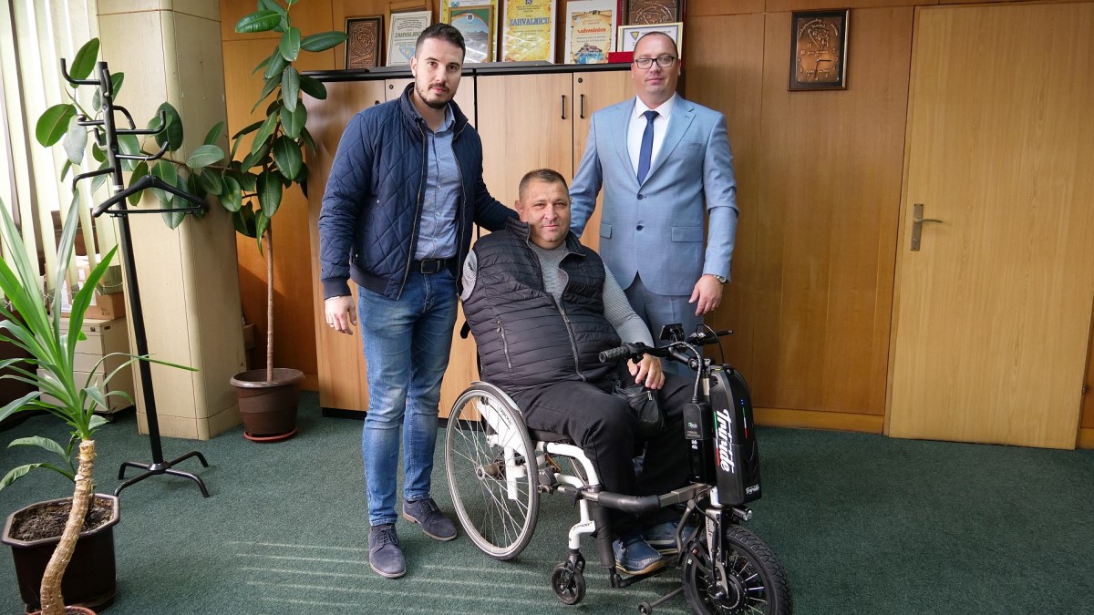 Zahidu Mušanoviću Isporučen Elektromotorni Dodatak Za Invalidska Kolica Na Mehanički Pogon