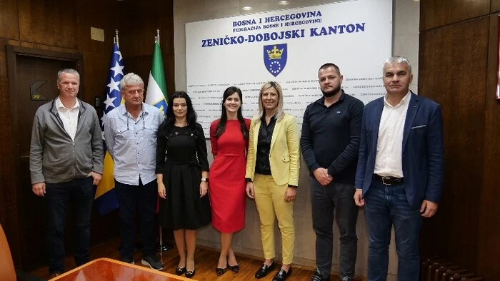 Ljekarima i zdravstvenim radnicima u ZDK povećanje satnice sa 2,90 na 3,10 KM