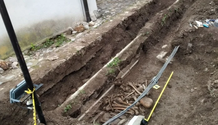 Masovna Grobnica U Dvorištu Pravoslavne Crkve