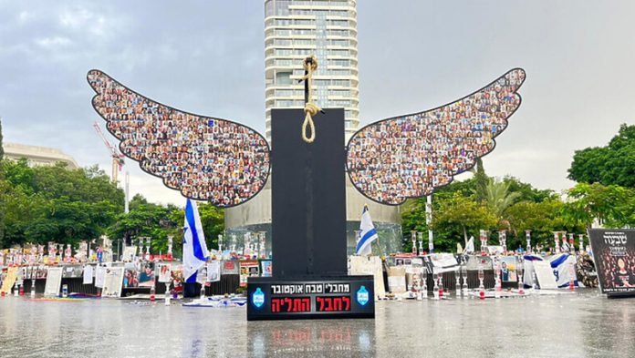 Na Trgu U Tel Avivu Postavljena Ogromna Instalacija Za Izvršenje Smrtne Kazne