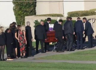 Pokopan Matthew Perry, ispratila ga je i kompletna ekipa “Prijatelja” Sahrana Matthew Perry