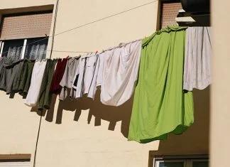 Kazne za sušenje veša na balkonima i prozorima u užem gradskom području Kaknja i do 500 KM Sušenje Veša Na Prozoru