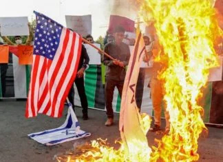 U Iranu šiju američke i izraelske zastave za gaženje i spaljivanje – posao im ide bolje nego ikad U Iranu Pale Zastave SAD A I Izraela