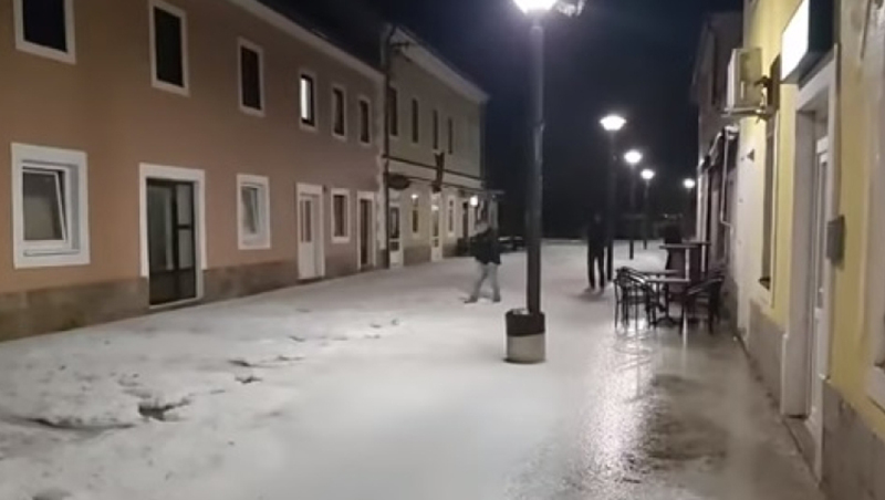 U Livnu Gradske Ulice Prekrio Led