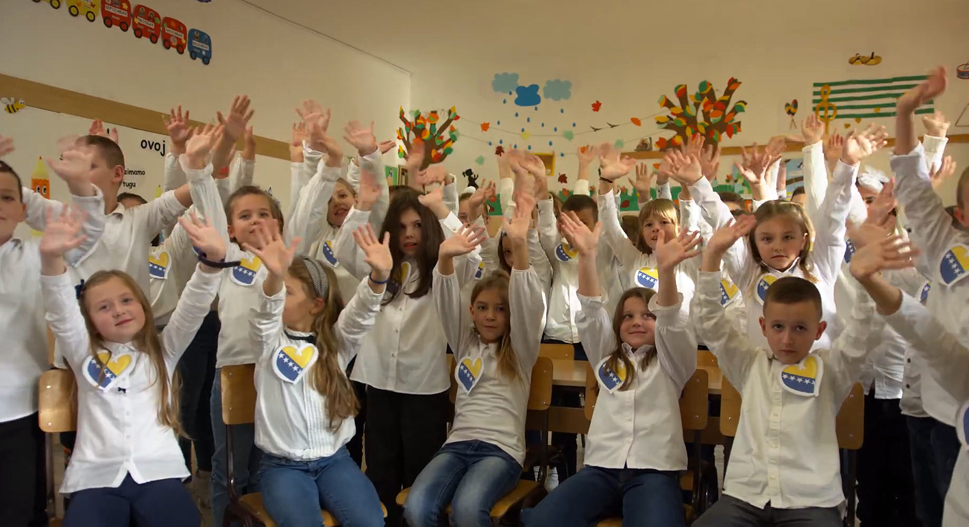 Više od 300 učenika Osnovne škole "Vladimir Nazor" Zenica u video spotu posvećenom Danu državnosti BiH (VIDEO)