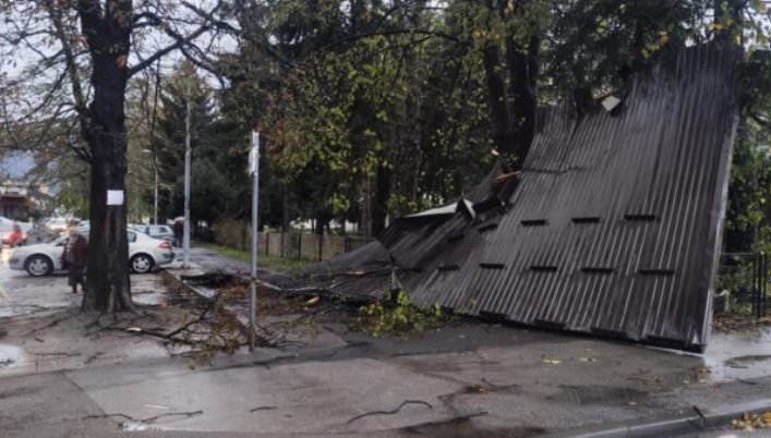 Snažno nevrijeme pogodilo više gradova u BiH: Letjeli krovovi i padala stabla