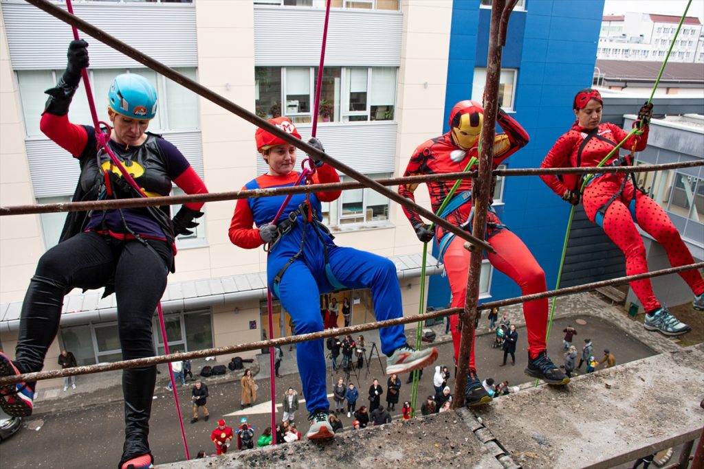 Alpinisti Kao Superheroji Spustajuci Se Konopcima Niz Zgradu Pedijatrije Dijelili Poklone Bolesnoj Djeci Foto2