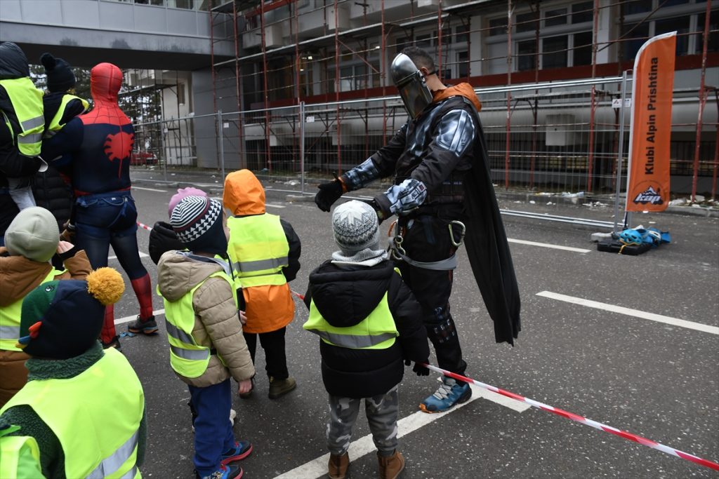 Alpinisti Kao Superheroji Spustajuci Se Konopcima Niz Zgradu Pedijatrije Dijelili Poklone Bolesnoj Djeci Foto3