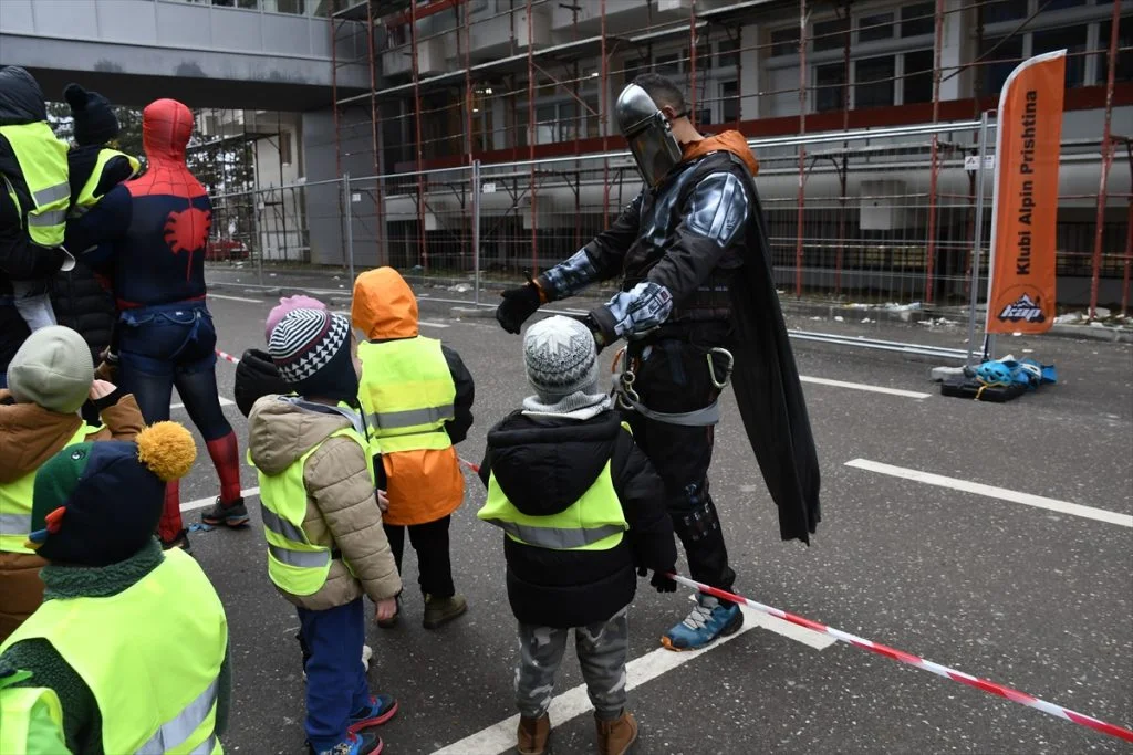 Alpinisti Kao Superheroji Spustajuci Se Konopcima Niz Zgradu Pedijatrije Dijelili Poklone Bolesnoj Djeci Foto3