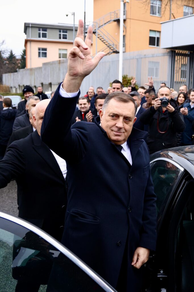 Dodik I Tri Prsta