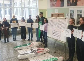 Studenti Filozofskog fakulteta u Zenici izveli kratki performans “Zaustavimo femicid u BiH” (VIDEO+FOTO) Filozofski Fakultet Zenica Performans Na Temu Femicida