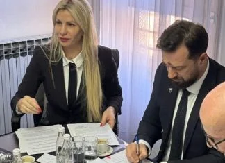 Potpisan ugovor o realizaciji programa nabavke udžbenika za učenike od 1. do 5. razreda osnovnih škola u FBiH Potpisan Ugovor O Realizaciji Programa Nabavke Udžbenika Za Učenike Od 1. Do 5. Razreda Foto