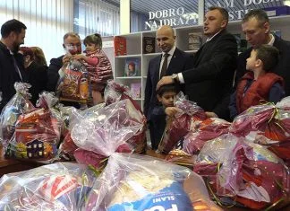 Premijer Nezir Pivić i članovi Vlade darovali novogodišnje paketiće djeci u KBZ-u i Dom porodici (FOTO) Premijer Nezir Pivić I članovi Vlade Darovali Novogodišnje Paketiće Djeci U KBZ U I Dom Porodici Foto