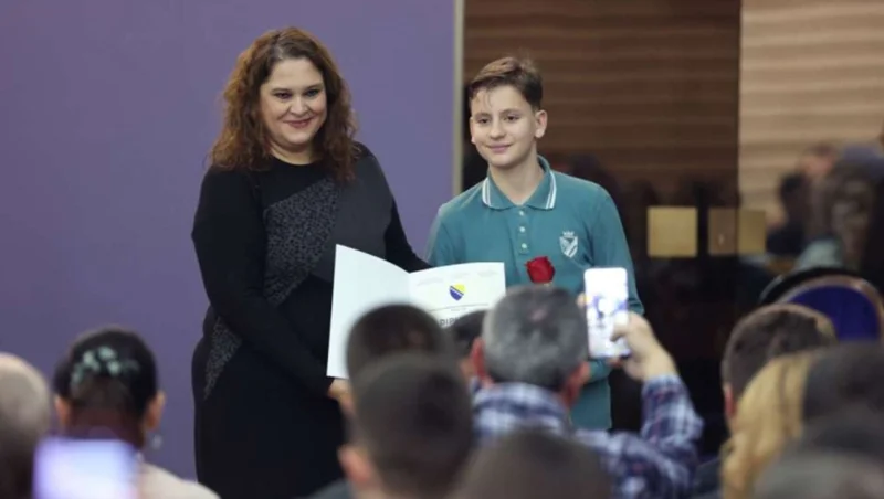 Uručene Diplome I Nagrade Najboljim Učenicima Osnovnih I Srednjih škola U FBiH Foto
