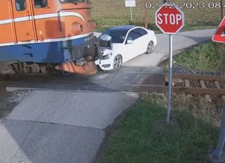 Voz udario automobil na pružnom prijelazu kod Doboja (VIDEO) Voz Udario U Automobil U Doboju