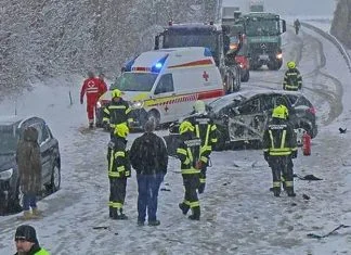 Vozač kamiona iz BiH proklizao i izazvao težak udes u Austriji, završio je u bolnici Vozač Kamiona Iz BiH Proklizao I Izazvao Težak Udes U Austriji 1