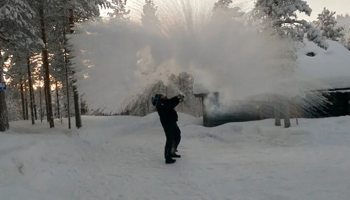 Finska Kipuća Voda Se Ledi U Zraku Foto