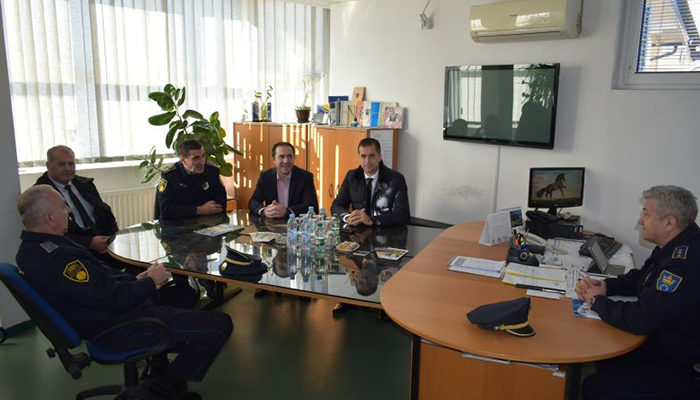 Ministar Unutrašnjih Poslova ZDK Emir Vračo I Policijski Komesar Admir Gazić Posjetili Policijsku Upravu IV U Tešnju Foto 1