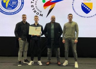 Vedad Šehić iz Taekwondo kluba Zenica primio plaketu za perspektivne mlađe sportaše ispred taekwondo saveza BiH Plaketa, Vedad Šehić