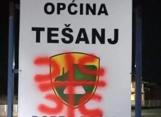 Tabla dobrodošlice u općinu Tešanj oskrnavljena sa natpisom 4S Tešanj Tabla Dobrodošlice