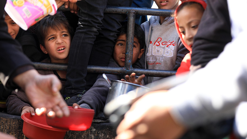 Djeca U Gazi čekaju Obroke Foto