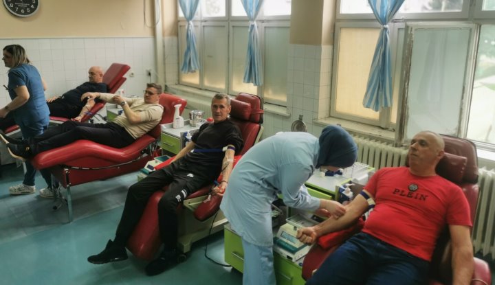 Članovi Udruženja Bosanska čast Zenica darovali krv u Kantonalnoj bolnici Zenica (FOTO)
