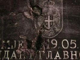 Ploča Zločinca Ratka Mladića Foto