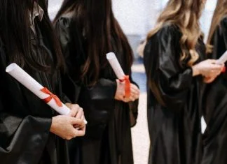 Žene u Bosni i Hercegovini obrazovanije od muškaraca, ali muškarci stručniji? Studenti
